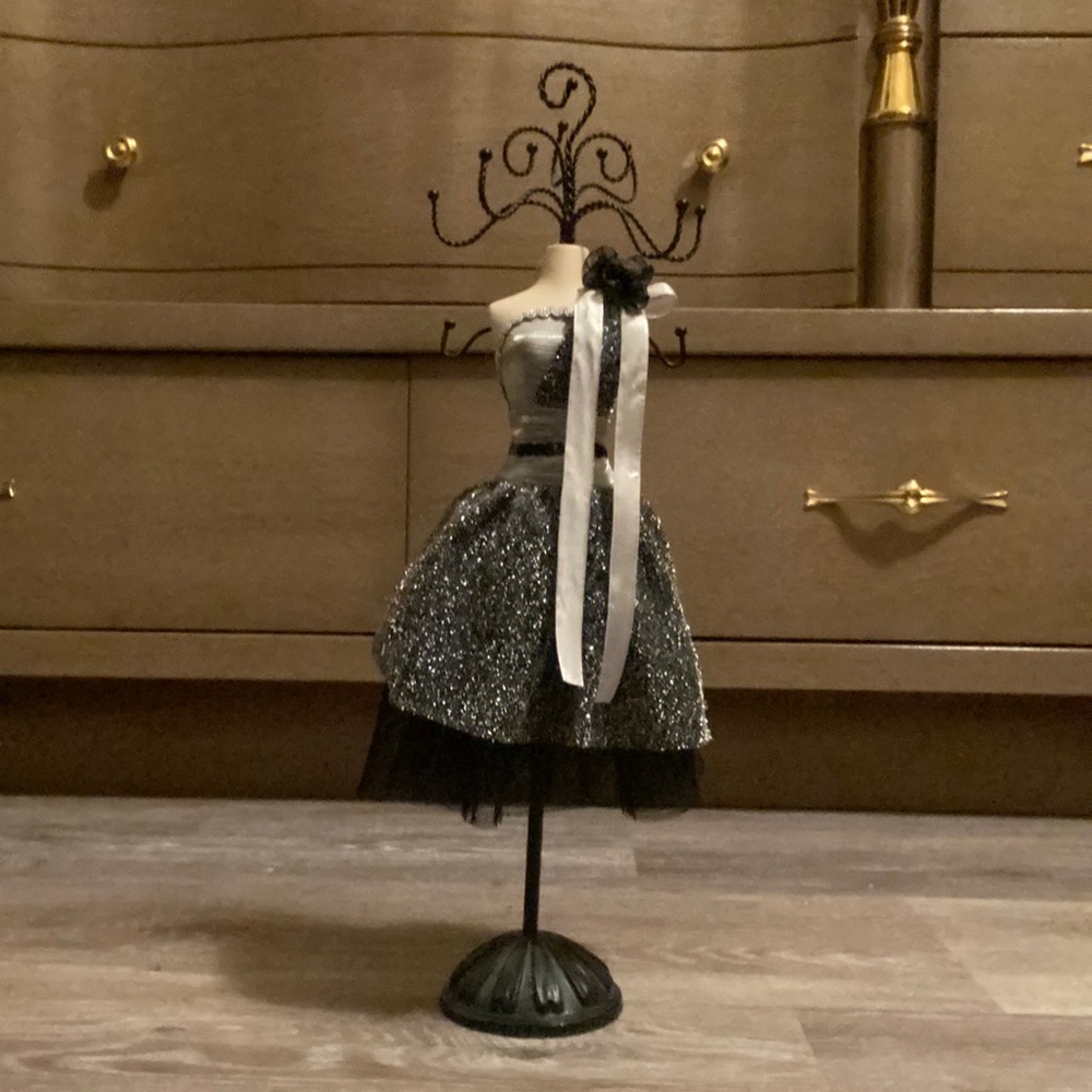Jewelry/necklace stand